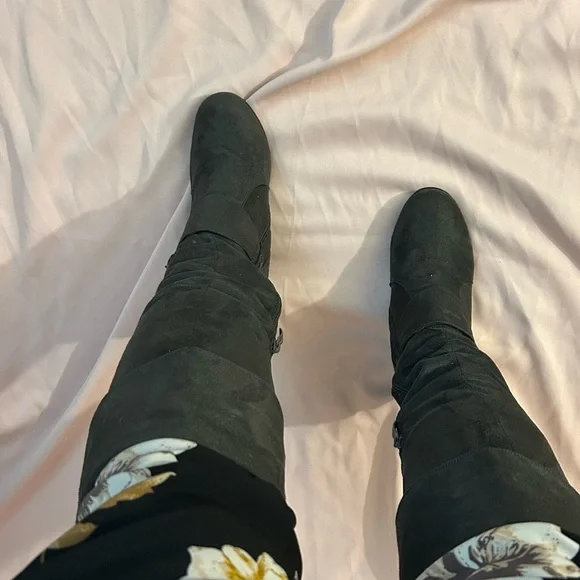 Woman’s knee high grey boots - Picture 5 of 15